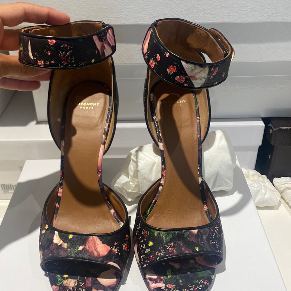 Givenchy Napa camouflage flower print. Size 40